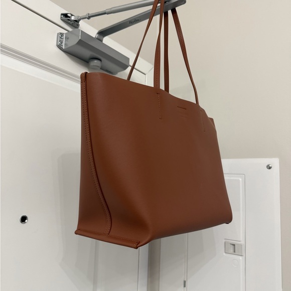 Everlane Classic Leather Tote in Chestnut Brown - Picture 5 of 8